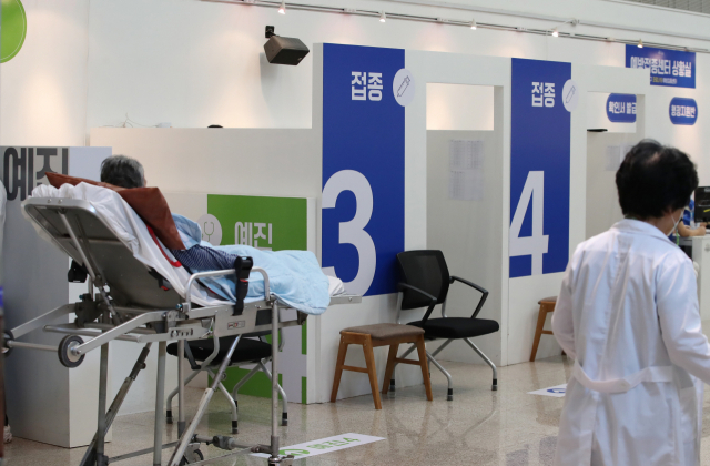 지난달 30일 서울 용산구 예방접종센터에서 시민이 화이자 백신을 접종받기 위해 대기하고 있다. /연합뉴스