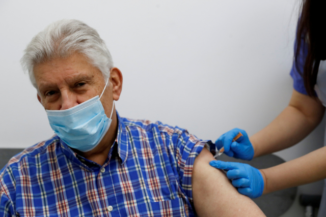 지난 1월 14일(현지 시간) 영국 런던에서 한 남성이 아스트라제네카(AZ)의 코로나19 백신을 접종하고 있다./로이터연합뉴스