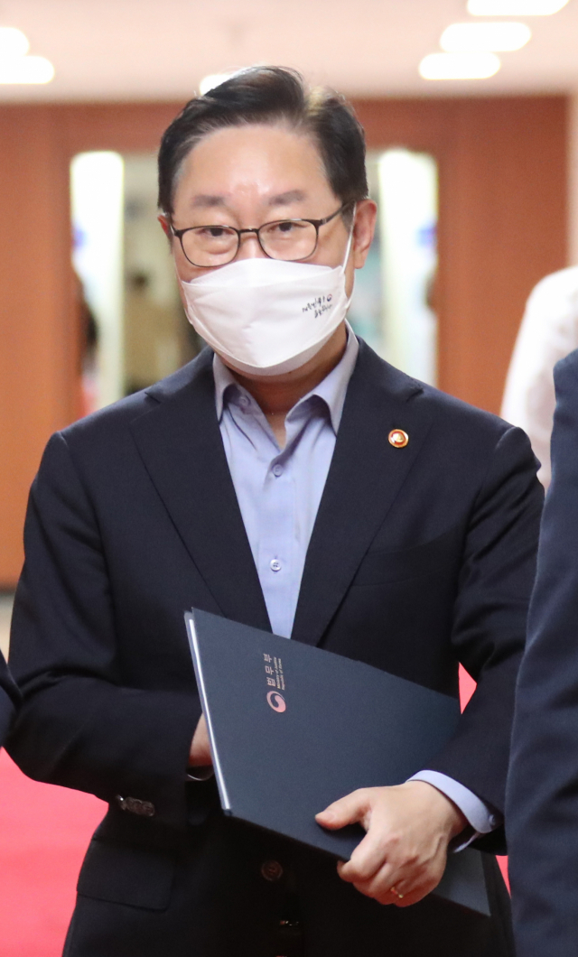 박범계 법무부 장관이 1일 정부서울청사에서 열린 임시국무회의에 참석하고 있다./연합뉴스