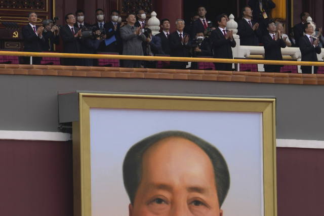 인민복을 입은 시진핑 중국 국가주석 등 수뇌부들이 1일 공산당 창당 100주년 행사에서 에어쇼를 구경하고 있다. /AP연합뉴스