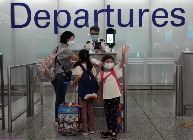 홍콩 국제공항에서 30일 영국으로 영국 이주하기 위해 떠나는 한 소녀가 친구들에게 작별 인사를 하고 있다. 영국이 올해 1월 31일부터 영국해외시민(British National Overseas·BNO) 여권을 가진 홍콩인의 이민 신청을 받기 시작한 이후 일부 홍콩인들은 중국의 통제 확대를 우려해 이민 행렬에 오르고 있다. /AP연합뉴스