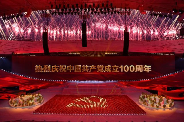 지난 28일 오후 중국 베이징 국가체육관에서 공산당 창당 100주년을 경축하는 대형 문예 공연 '위대한 여정'이 개최되는 가운데 불꽃놀이가 펼쳐지고 있다. /AFP연합뉴스