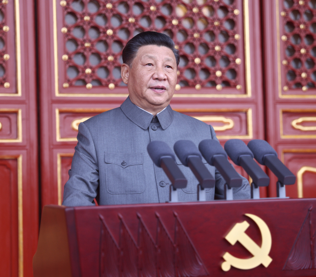 시진핑 중국 국가주석이 1일(현지 시간) 베이징 톈안먼 광장에서 열린 중국 공산당 창당 100주년 기념식에서 연설하고 있다.