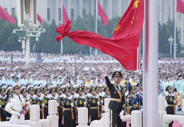 기념식에 참석한 구름 같은 군중이 의장대가 오성홍기를 게양하는 모습을 일제히 지켜보고 있다. /EPA연합뉴스
