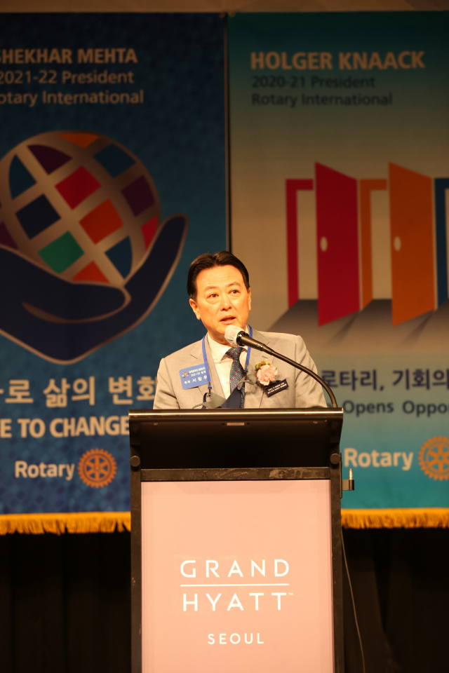 국제로타리 3650지구 총재로 취임한 서창우 한국파파존스 회장이 1일 그랜드하얏트서울 호텔에서 취임사를 하고 있다./사진 제공=파파존스