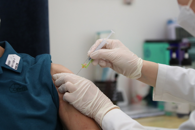 예방접종센터에서 시민이 화이자 백신을 접종받고 있다./연합뉴스