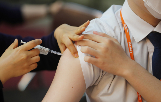 화이자 '보라' 모더나 '빨강'…백신 고유색깔로 오접종 막는다
