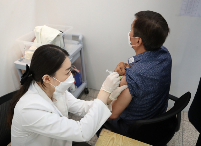 지난 달 30일 오전 서울 용산구 예방접종센터에서 시민이 화이자 백신을 접종받고 있다./연합뉴스