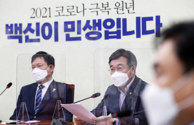 윤호중(오른쪽) 더불어민주당 원내대표가 2일 당 최고위원회의에서 발언하고 있다. / 성형주 기자