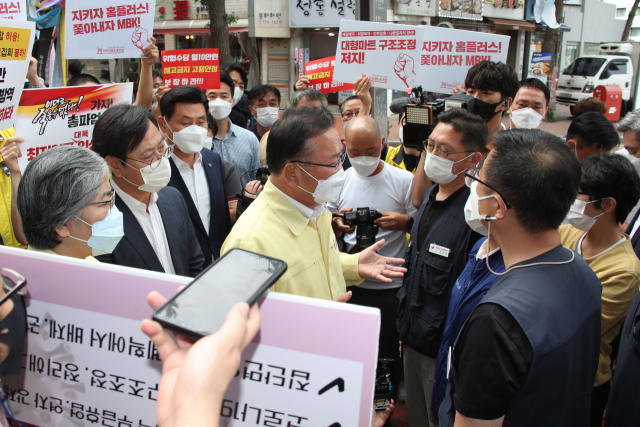 김부겸 국무총리가 2일 오전 정은경 중앙방역대책위원장과 함께 민주노총을 방문, 코로나19 확산의 기로에 서 있는 중차대한 시기임을 고려해 주말 대규모 집회 자제를 요청하고 있다. / 연합뉴스