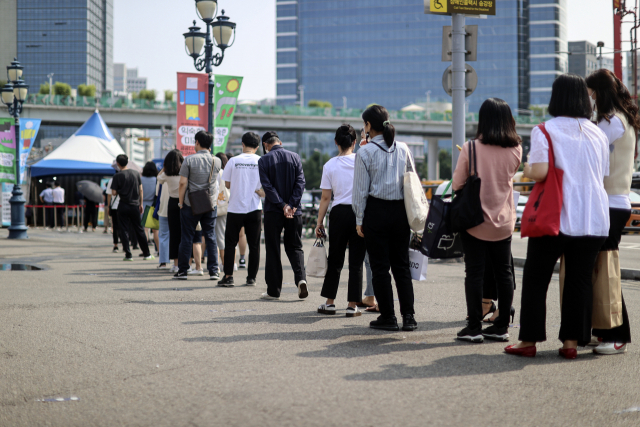 국내 신종 코로나바이러스 감염증(코로나19) 신규 확진자 수 700명대 중반을 기록한 1일 오전 서울역에 설치된 중구임시선별검사소에서 시민들이 검사를 받기 위해 줄을 서 있다./연합뉴스