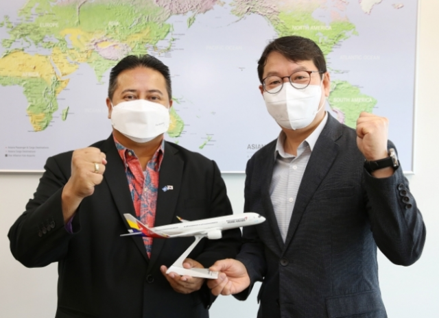 지난 1일 랄프 DLG. 토레스(왼쪽) 북마리아나 주지사와 선완성 아시아나항공 상무가 '운항재개 프로그램'을 체결한 뒤 기념촬영을 하고 있다./사진제공=아시아나항공