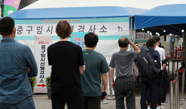 2일 오전 서울역 앞 코로나19 선별검사소에 시민들이 검사를 위해 대기해 있다./연합뉴스