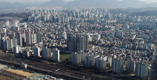 강동구 일대 아파트 전경.