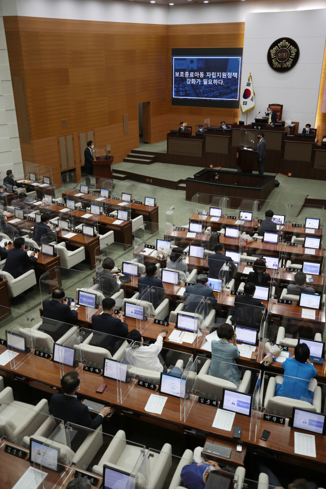 오세훈 서울시장이 지난달 30일 오후 서울시의회에서 열린 제301회 정례회 제3차 본회의 시정 질문에서 질의에 답하고 있다. /연합뉴스