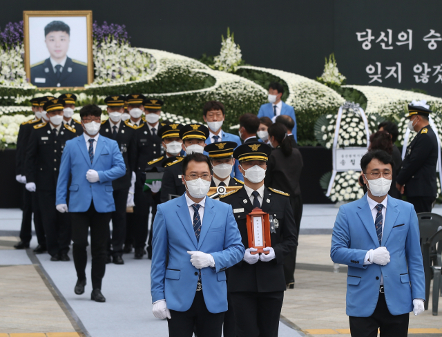 2일 오전 울산시청 햇빛광장에서 고 노명래 소방교의 영결식이 거행된 가운데 운구 행렬이 영결식장을 떠나고 있다. 노 소방교는 지난달 29일 울산시 중구 성남동 상가 건물 화재 현장에서 구조 활동 중 입은 중화상으로 치료를 받던 중 30일 순직했다. /울산=연합뉴스