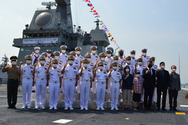 해군 관계자들이 지난 6월 28일 경남 창원 진해 군항에서 두 번째 대형 수송함 '마라도함'의 취역식을 열고 있다. /진해=민병권기자