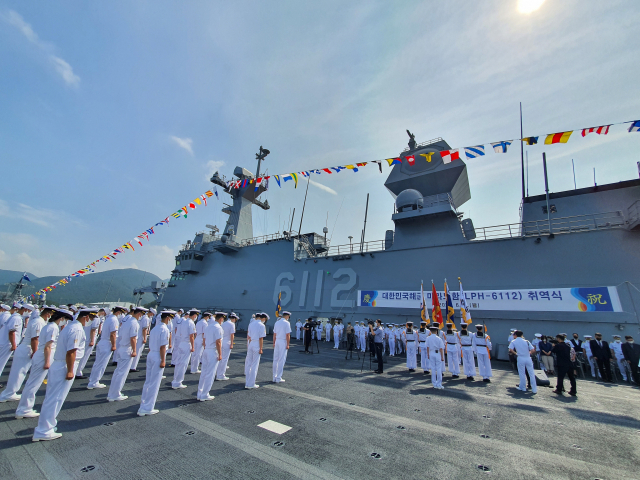 해군 관계자들이 지난 6월 28일 경남 창원 진해 군항에서 두번째 대형수송함 '마라도함'의 취역식을 열고 있다. /진해=민병권기자