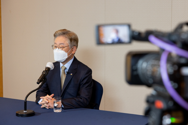 이재명 '조국 가족 수사 지나치지만…결과에 책임져야”