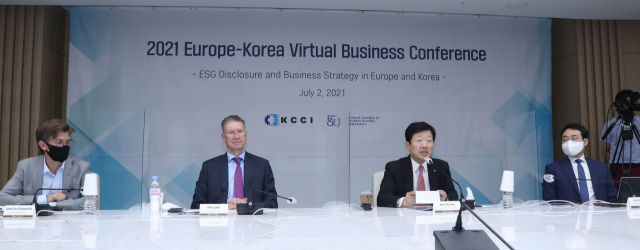 대한상공회의소가 2일 주한유럽상공회의소와 함께 개최한 ‘ESG 비즈니스 콘퍼런스’에서 우태희(왼쪽 세 번째) 상근부회장이 개회사를 하고 있다. /사진 제공=대한상의
