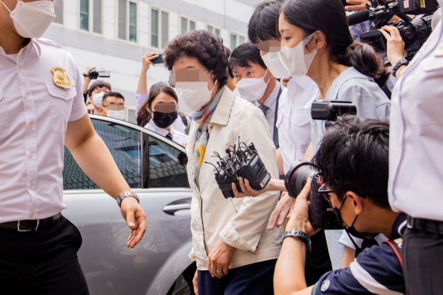 요양병원을 개설하고 요양급여를 편취한 혐의를 받는 윤석열 전 검찰총장의 장모 최모 씨가 2일 경기도 의정부시 가능동 의정부지방법원에서 열린 1심 선고공판에 출석하고 있다. 법원의 최씨의 모든 혐의를 유죄로 인정해 징역 3년을 선고하고 법정구속했다./의정부=연합뉴스