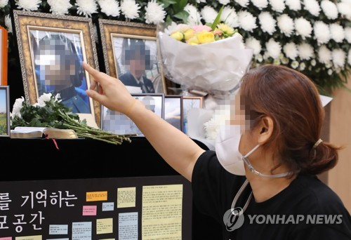 지난 6월 14일 오후 경기도 성남시 국군수도병원 장례식장에 마련된 고(故) 이 모 중사 추모소에서 이 중사의 어머니가 이 중사 생전 모습이 담긴 사진을 바라보고 있다. /연합뉴스