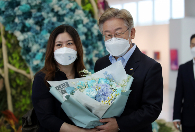 이재명 경기도지사가 2일 오후 전남 무안군 전남도청에서 꽃다발을 전한 지지자와 함께 기념촬영을 하고 있다. /연합뉴스