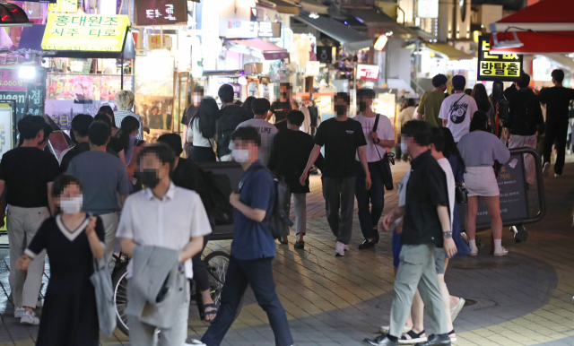 국내 신종 코로나바이러스 감염증(코로나19) 확산세가 다시 거세지고 있는 2일 밤 10시가 지나자 서울 마포구 홍대 인근 거리로 나온 시민 및 외국인 등이 거리를 지나고 있다. /연합뉴스