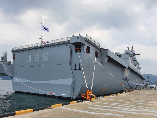 해군 대형수송함 '마라도함'이 지난 6월 28일 경남 창원 진해 군항에서 취역식을 통해 위용을 드러내고 있다. /진해=민병권 기자