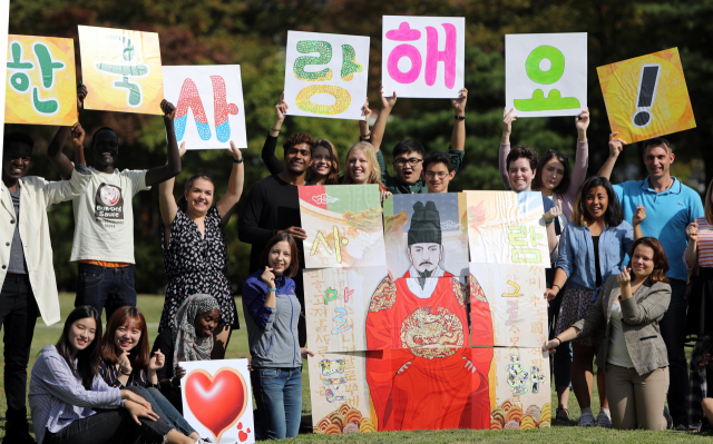 국내 한 대학에서 외국인 학생들이 한글 글짓기 대회에 참가해 기념사진을 찍고 있다. /연합뉴스