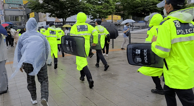 민주노총 전국노동자대회가 열린 3일 오후 서울 종로구 종로3가 일대에서 경찰들이 행진 행렬을 앞지르기 위해 달리고 있다./허진 기자