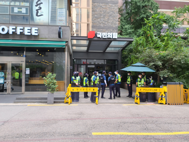 3일 민주노총이 집회를 신고한 서울 영등포구 국민의힘 당사 앞에 경찰들이 배치돼 있다./허진 기자