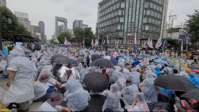 3일 오후 서울 종로구 종로3가 사거리 일대에 집결한 민주노총 조합원들./허진 기자