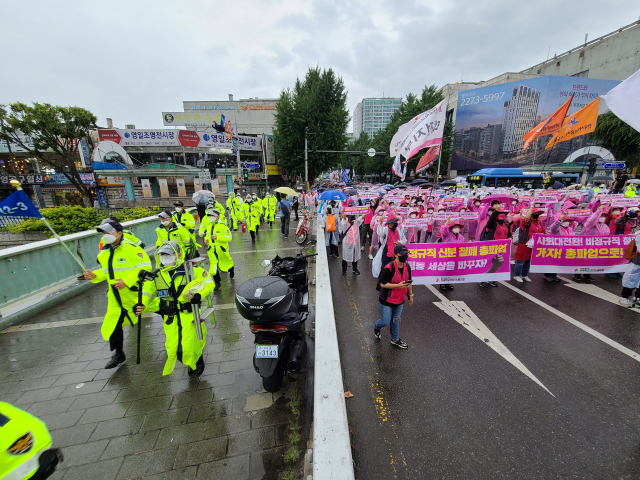 3일 오후 서울 종로구 청계천 사거리 일대에서 민주노총 조합원들이 집회를 이어나가고 있다./허진 기자