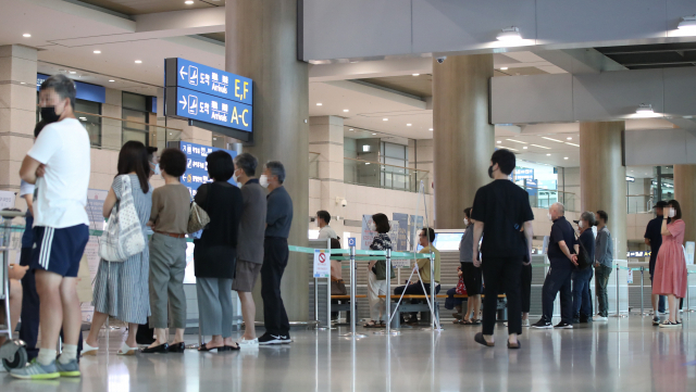 2일 인천국제공항 제2터미널에서 시민들이 입국하는 지인 및 가족을 기다리고 있다. 지난 1일부터 해외에서 예방 접종을 마친 내외국인은 격리 면제서를 발급받을 수 있다. /연합뉴스