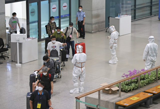 코로나19 확진 해외 유입 사례가 증가함에 따라 델타형 변이 바이러스에 대한 우려가 커지는 가운데 2일 인천국제공항 제1터미널 입국장에 인도발 비행기 입국자들이 걸어 나오고 있다. /연합뉴스