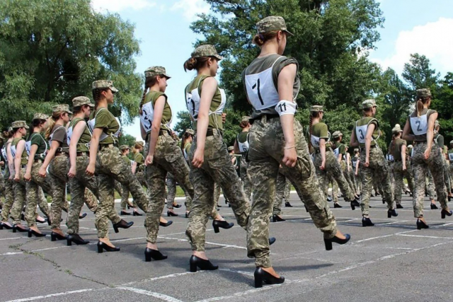 하이힐을 신고 퍼레이드 연습 중인 우크라이나 여군. /사진제공=우크라이나 국방부