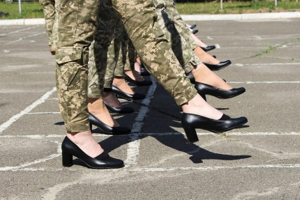 하이힐을 신고 퍼레이드 연습 중인 우크라이나 여군. /사진제공=우크라이나 국방부
