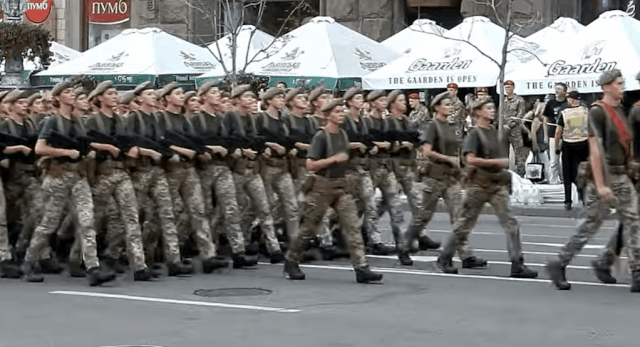 우크라이나 여군이 퍼레이드를 하고 있다. /유튜브 캡처