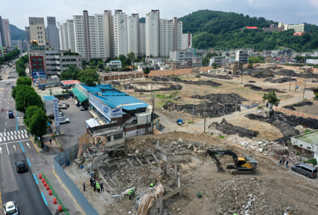 지난달 23일 오전 광주 동구 학동 4구역 주택재개발정비사업 내 붕괴 참사 현장에서 잔해를 치워 드러낸 지하층이 모조리 무너진 모습이다. /연합뉴스