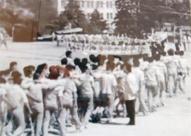 전주신흥고 학생들이 지난 1980년 5월 27일 운동장에서 스크럼을 짜고 시위를 벌이고 있다./사진제공=전주신흥고등학교