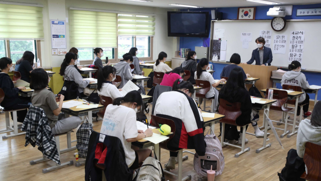 고3 수험생들이 지난달 3일 서울 국제금융로 여의도여자고등학교에서 6월 모의평가 시험을 보고 있다. /오승현기자