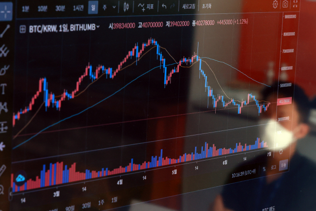 암호화폐 거래소인 빗썸의 서울 강남센터 시세 현황판에 비트코인 가격 그래프가 표시되고 있다. /연합뉴스