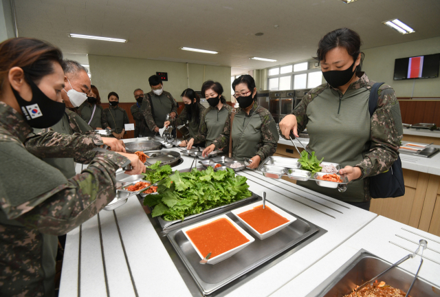 일반 국민들로 구성된 제8기 대한민국 급식·피복 모니터링단 단원들이 지난 1일 전북 익산의 육군 부사관학교를 방문해 군 장병들의 급식 실태를 점검한 뒤 직접 배식을 받아 체험하고 있다. /사진제공=국방홍보원