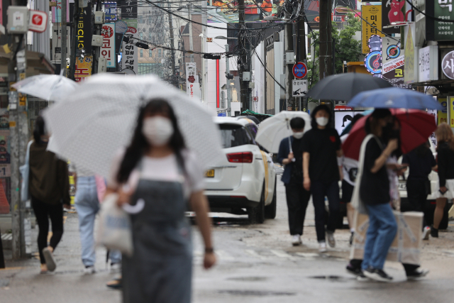 4일 오후 서울 마포구 홍대 인근에서 시민들이 마스크를 착용한 채 발걸음을 옮기고 있다. /연합뉴스
