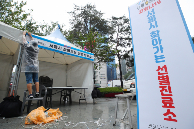 4일 오전 서울 강남역 인근에서 '찾아가는 선별 진료소' 설치 작업이 진행되고 있다./연합뉴스