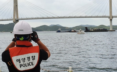 4일 오전 7시께 고금도 송도 인근 해상에서 200t급 바지선이 표류하다 교각에 부딪혔다. /연합뉴스