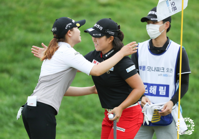 김해림(오른쪽)이 4일 KLPGA 투어 맥콜·모나파크 오픈에서 우승을 차지한 뒤 연장전 상대인 이가영과 인사를 나누고 있다. /사진 제공=KLPGA