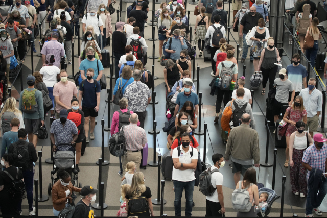 2일(현지 시간) 미국 덴버국제공항에 공항 이용객들이 가득 차있다./AP연합뉴스