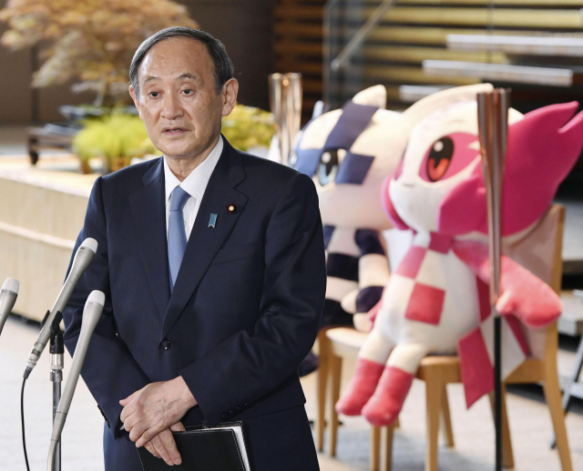 스가 요시히데 일본 총리가 1일 도쿄 총리관저에서 도쿄올림픽과 패럴림픽 마스코트를 배경으로 기자회견을 하고 있다. /AP연합뉴스